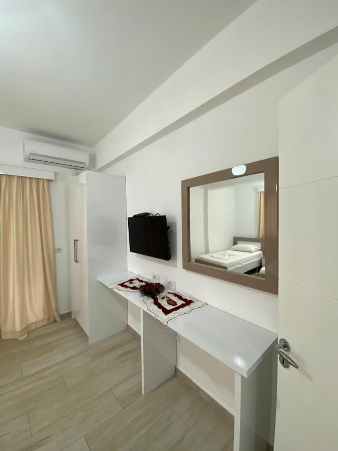 Hotel Andrea Sarandë Buitenkant foto