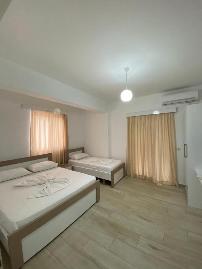 Hotel Andrea Sarandë Buitenkant foto