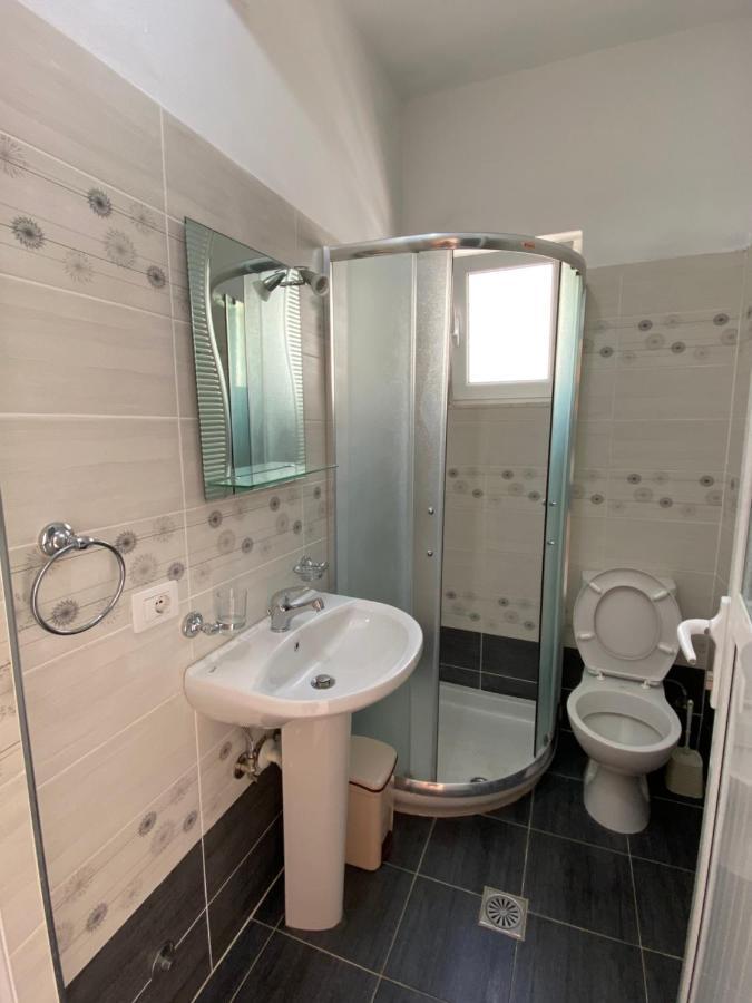 Hotel Andrea Sarandë Buitenkant foto
