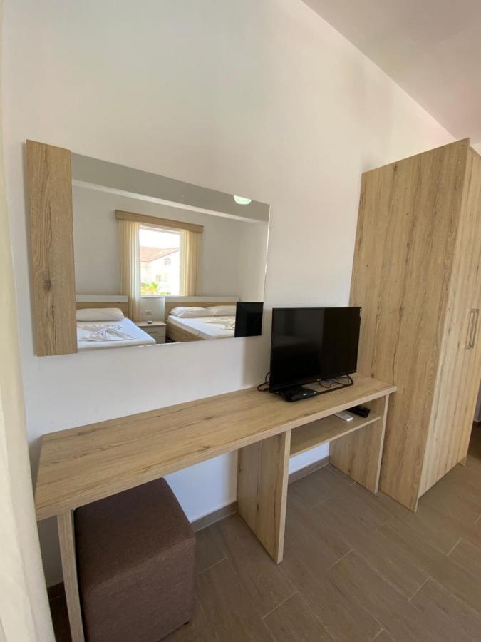 Hotel Andrea Sarandë Buitenkant foto