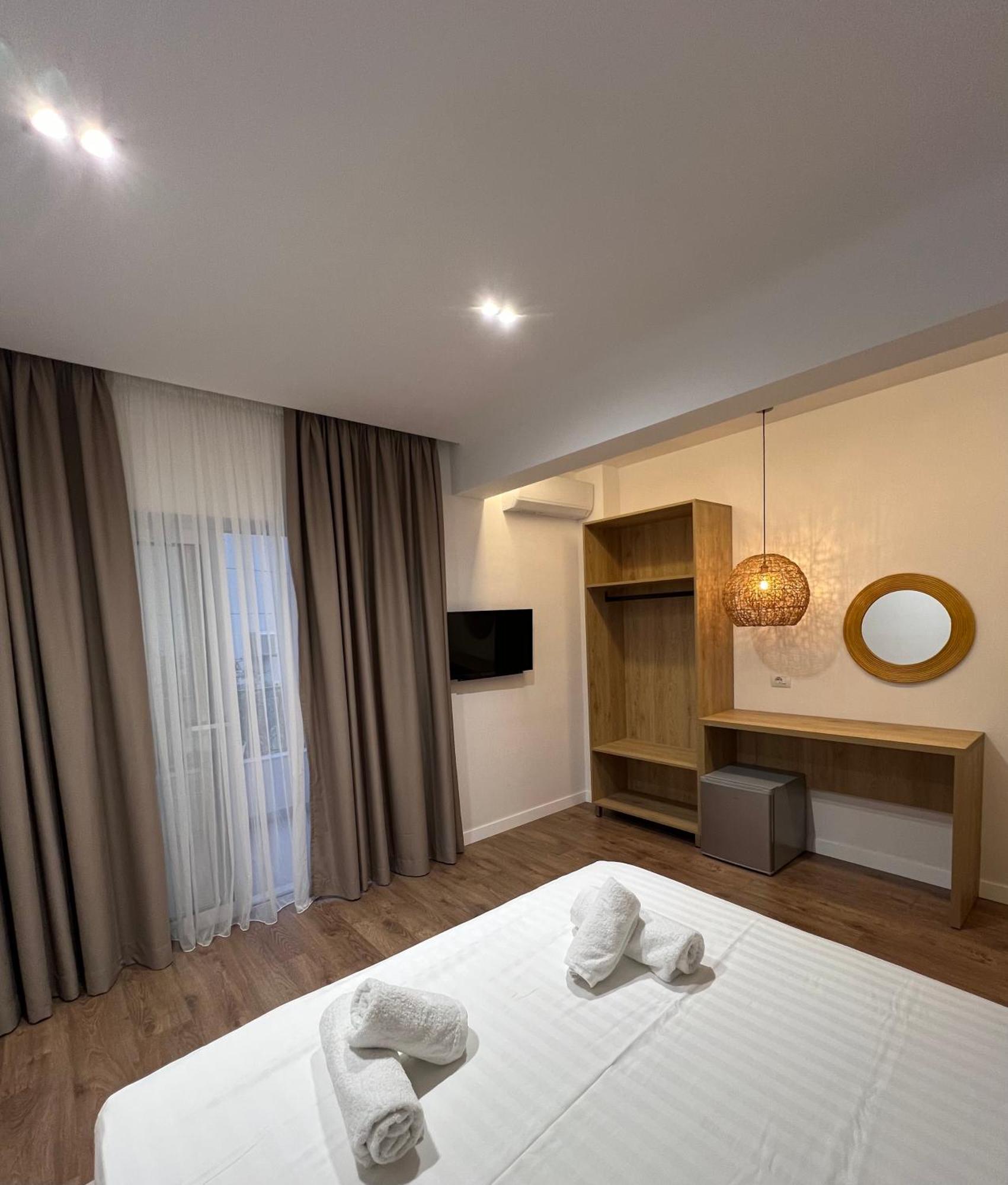 Hotel Andrea Sarandë Buitenkant foto