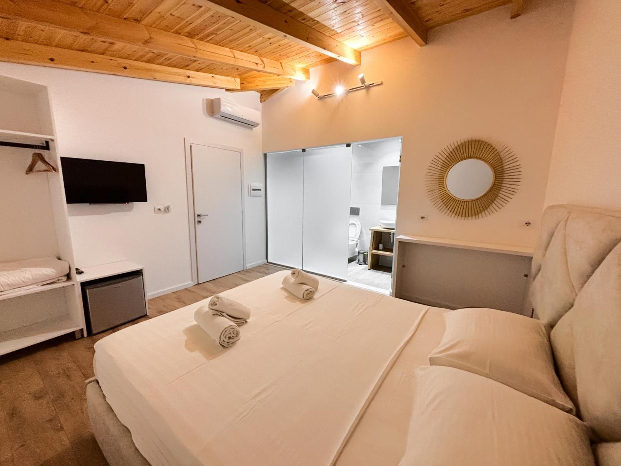 Hotel Andrea Sarandë Buitenkant foto